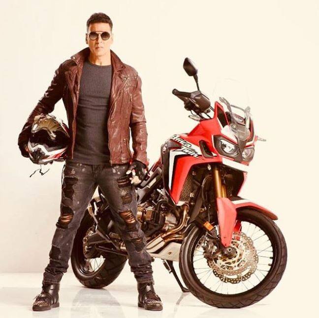 दो दशक से ज्यादा अभिनय की दुनिया में अपना लोहा मनवा चुके अक्षय कुमार आज 51 साल के हो गए हैं. अभिनेता ने करियर की शुरुआत फिल्म 'सौगंध' से की जिसके बाद उनका कारवां चल पड़ा. इससे पहले तक वो एक रेस्टोरेंट के वेटर रहे. साथ ही उन्होंने मार्शल आर्ट्स में ब्लैक बेल्ट भी प्राप्त किया. इन्हीं सब बातों को जारी रखते हुए आज हम आपको बता रहे हैं कि आखिर उन्हें खिलाड़ी कुमार क्यों कहा जाता है. तस्वीर: यूट्यूब