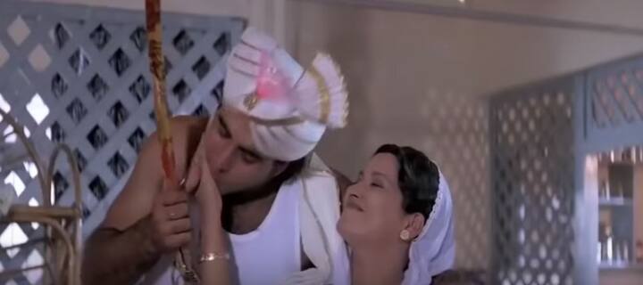 तेलुगू फिल्म 'Aa Okkati Adakku' का रीमेक फिल्म 'मिस्टर एंड मिसेज़ खिलाड़ी' में उन्होंने ऐसे दूल्हे के रोल में एक्टिंग की. इस फिल्म में उन्हें जमकर ठहाके लगाते देखा गया था. मुख्य भूमिका में उनका साथ एक्ट्रेस जूही चावाला ने दिया था. फिल्म में शुरू से आखिर तक अक्षय शादी के लिए जुगाड़ और पैसा जोड़ते दिखे थे. इस फिल्म को दर्शकों ने खूब सराहा और देखा था. तस्वीर: यूट्यूब