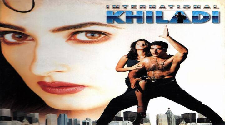 साल 1999 में आई फिल्म 'इंटरनेशनल खिलाड़ी' में अक्षय कुमार डबल रोल में नज़र आए थे. उन्होंने इस फिल्म में विलेन और हीरो दोनों का रोल निभाया था. साथ ही फिल्म में उनकी पत्नी ट्विंकल खन्ना मुख्य भूमिका में दिखी थीं. तस्वीर: यूट्यूब