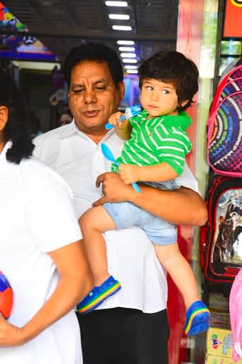 बी टाउन से सबसे लोकप्रिय स्टार किड करीना कपूर खान और सैफ अली खान के बेटे तैमूर अली खान की एक बार फिर से बेहद क्यूट तस्वीरें सामने आईं हैं. उनकी इन तस्वीरों को देखने के लिए रुख कीजिए आगे की स्लाइड्स का. (तस्वीर: मानव मंगलानी)