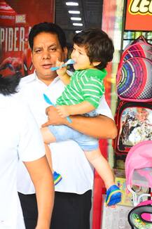 मौसी करिश्मा कपूर के घर पैपराजी से अठखेलियां करते दिखे तैमूर, करीना खींचती रही घर में