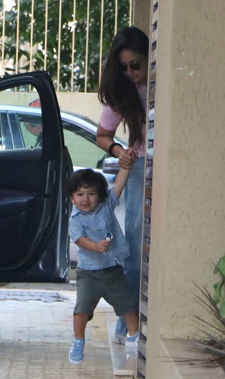 तस्वीरों में आप देख सकते हैं कि करीना तैमूर को घर के अंदर ले जा रही हैं लेकिन तैमूर मस्ती के मूड में हैं और पैपराजी के साथ अठखेलियां करने में बिजी हैं. (तस्वीर: मानव मंगलानी)