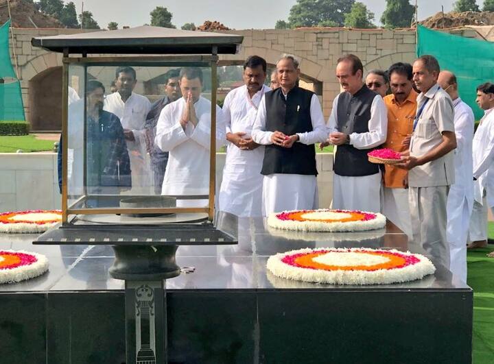 कांग्रेस अध्यक्ष राहुल गांधी कल देर रात कैलाश मानसरोवर यात्रा से दिल्ली लौटे. आज बंद के तहत कांग्रेस अध्यक्ष राहुल गांधी दिल्ली के राजघाट पहुंचे. इस मौके पर उन्होंने महात्मा गांधी की समाधि पर मानसरोवर से लाए जल और पत्थर चढ़ाकर श्रद्धांजलि दी. 