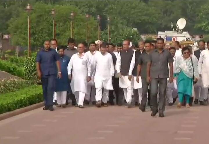 पेट्रोल-डीजल की लगातार बढ़ती कीमतों के मुद्दे पर मोदी सरकार को घेरने के लिए आज कांग्रेस ने 'भारत बंद' बुलाया है. कांग्रेस का दावा है कि इस बंद में 21 विपक्षी पार्टियां साथ है. 