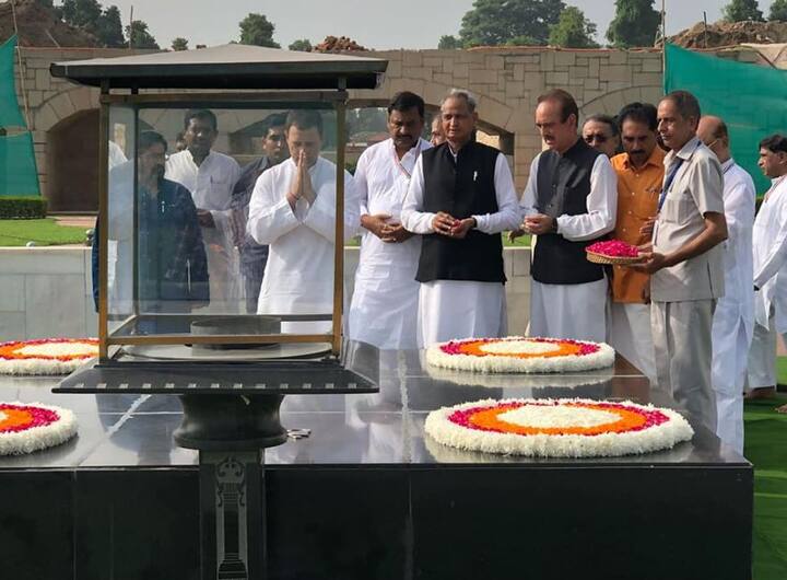 महात्मा गांधी की समाधि पर राहुल गांधी ने कैलाश मानसरोवर से लाए गए जल को चढ़ाकर श्रद्धांजलि दी. इस बात की पुष्टि कांग्रेस की दिग्गज नेता अशोक गहलोत ने की है. 