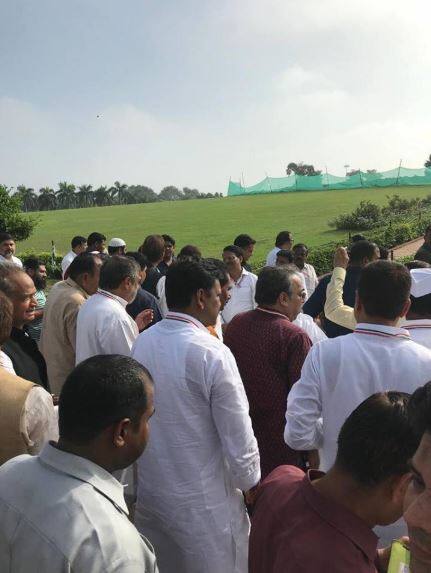 भारत बंद का असर सुबह से ही देखा जा रहा है. विपक्षी दलों ने कहीं सड़कें तो कहीं ट्रेन रोक दी है.