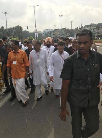 बिहार में भारत बंद का असर सुबह से ही दिखने लगा है, छात्र आरजेडी के कार्यकर्ताओं ने जहानाबाद कोर्ट रेलवे स्टेशन पर रेल परिचालन रोका. कार्यकर्ता ट्रैक पर आगज़नी करके केंद्र और राज्य सरकार के खिलाफ नारेबाजी कर रहे हैं कार्यकर्ता, ट्रेन रोकने की कोशिश हो रही है, एहतियातन ट्रेनों को पहले ही रोक दिया गया है.