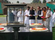 राहुल की अगुवाई में कांग्रेस का मार्च, महात्मा गांधी की समाधि पर चढ़ाया कैलाश से लाया गया जल और पत्थर