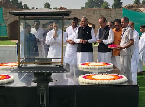 राहुल की अगुवाई में कांग्रेस का मार्च, महात्मा गांधी की समाधि पर चढ़ाया कैलाश से लाया गया जल और पत्थर राहुल की अगुवाई में कांग्रेस का मार्च, महात्मा गांधी की समाधि पर चढ़ाया कैलाश से लाया गया जल और पत्थर