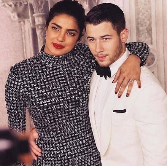 प्रियंका और निक दोनों ने हुबहू ना सिर्फ उनका लुक कॉपी किया है बल्कि दोनों उसी तरह साथ में पोज भी देते नजर आएं. फोटोः इंस्टाग्राम 