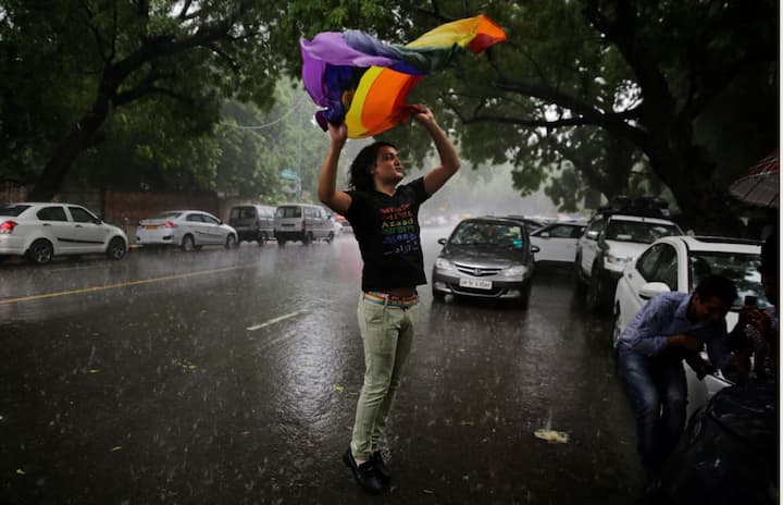 सवाल : देश में मनोचिकित्सकों की नजर में समलैंगिकता क्या है? क्या इसे मनोविकार माना जाता रहा है या यह प्राकृतिक है जैसा कि हाई कोर्ड ने कहा है? जवाब : समलैंगिकता कोई विकार या बीमारी नहीं है जिसके लिए मनोवैज्ञानिक उपचार की जरूरत हो. हम इसे कभी मानसिक समस्या नहीं मानते. यह यौन प्रवृत्ति है जो पूरी तरह जैविक है. यह विपरीतलिंगी लोगों के साथ संबंधों की तरह ही मानवीय यौन प्रवृत्ति का एक स्वरूप है. फोटो-पीटीआई