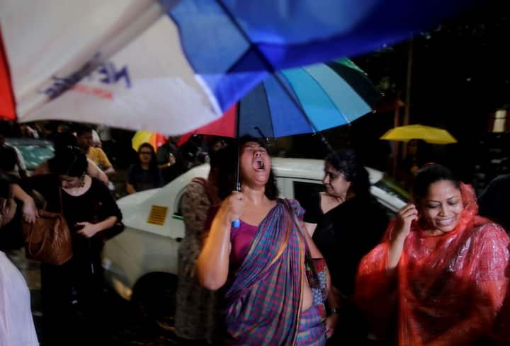 सवाल : क्या एलजीयाबीटीक्यू समुदाय के लोग आपके पास आते रहे हैं और उनके प्रति समाज के बर्ताव को लेकर आपके क्या अनुभव हैं? जवाब : इस समुदाय के लोग अकसर हमारे पास आते हैं जो सामाजिक भेदभाव और अलगाव के कारण अत्यंत अवसाद से घिरे होते हैं. हमें लगता है कि हाई कोर्ड के फैसले के बाद समलैंगिकता को अपराध की श्रेणी से बाहर करने से यह भेदभाव समाप्त होगा. यह ऐतिहासिक फैसला बहुप्रतीक्षित था. फोटो-पीटीआई