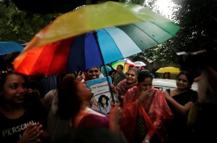 सवाल : अब तक समलैंगिकता की ओर झुकाव रखने वाले लोगों के लिए 'कन्वर्जन थैरेपी' या यौन संबंधों की प्रवृत्ति बदलने की बात होती थी. इंडियन साइकेट्रिक सोसायटी ने कहा है कि न्यायालय के फैसले से इन थैरेपीज पर लगाम लगेगी. आखिर होना क्या चाहिए? जवाब : समलैंगिकता कोई विकार है ही नहीं तो इसमें किसी तरह के उपचार या थैरेपी की भी जरूरत नहीं है. फोटो-पीटीआई