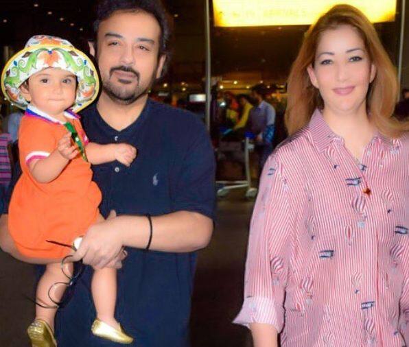 पिछले साल सिंगर अदनान सामी लोक कल्याण मार्ग नई दिल्ली में 9 सितंबर को अपनी पत्नी और बेटी के साथ पीएम मोदी से मिले थे. इन सभी को पीएम मोदी ने पर्सनली इन्वाइट किया था. इस दौरान पीएम मोदी और अदनान सामी की 40 मिनट की बातचीत हुई थी. फोटोः इंस्टाग्राम