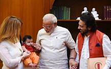 अदनान सामी की बेटी के संग कुछ इस तरह खेलते नजर आएं पीएम मोदी, देखें तस्वीरें
