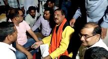 मथुरा के इस थाने में रिश्वत के बिना नहीं होता कोई काम, धरने पर बैठे बीजेपी विधायक