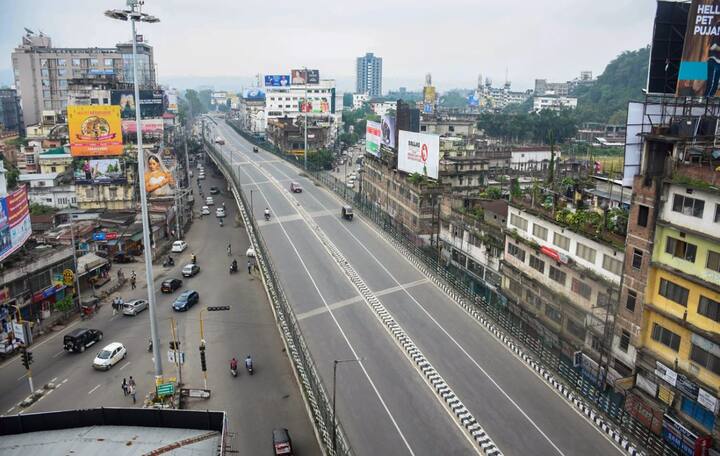 वाराणसी में प्रधानमंत्री नरेंद्र मोदी के संसदीय क्षेत्र वाराणसी में कांग्रेस नेता अजय राय और प्रियंका चतुर्वेदी के नेतृत्व में कांग्रेस कार्यकर्ताओं ने जुलूस निकालकर बाज़ार बंद कराया. फोटो-पीटीआई