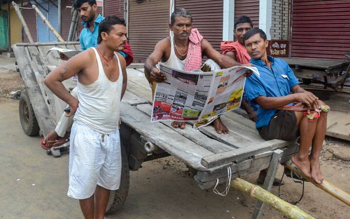 मुरादाबाद में सुबह से ही कांग्रेस कार्यकर्त्ता बैल गाड़ी पर सवार होकर डीजल और पेट्रोल की बढ़ी हुई कीमतों के विरोध में प्रदर्शन कर बाज़ार बंद करवाया. मेरठ में कांग्रेस कार्यकर्ताओं ने एक बैल गाड़ी पर स्कूटी को रखा कर प्रदर्शन किया. फोटो-पीटीआई