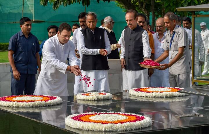  कांग्रेस अध्यक्ष राहुल गांधी कल देर रात कैलाश मानसरोवर यात्रा से दिल्ली लौटे. आज बंद के तहत कांग्रेस अध्यक्ष राहुल गांधी दिल्ली के राजघाट पहुंचे. इस मौके पर उन्होंने महात्मा गांधी की समाधि पर मानसरोवर से लाए जल और पत्थर चढ़ाकर श्रद्धांजलि दी. फोटो-पीटीआई