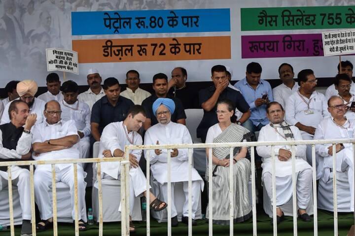 भारत बंद को सफल बनाने के लिए पूर्व प्रधानमंत्री मनमोहन सिंह और कांग्रेस की पूर्व अध्यक्ष सोनिया गांधी भी रामलीला मैदान पहुंचे.  दिल्ली के रामलीला मैदान में करीब 20 विपक्षी दलों के नेताओं ने कांग्रेस के साथ मंच साक्षा किया. फोटो-पीटीआई