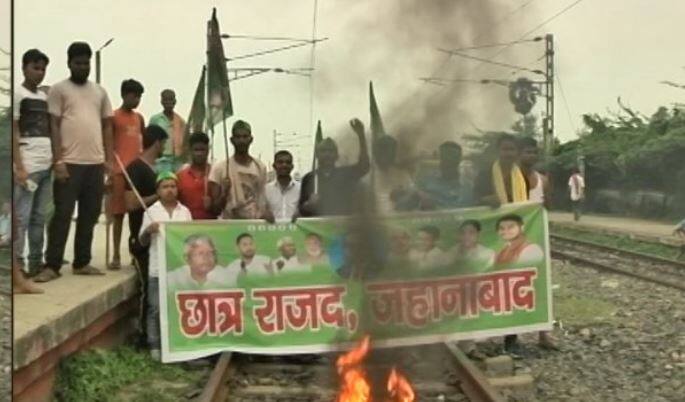 बिहार में भारत बंद का असर सबसे ज्यादा देखने को मिला. छात्र आरजेडी के कार्यकर्ताओं ने जहानाबाद कोर्ट रेलवे स्टेशन पर रेल परिचालन रोका. वहीं बिहार में बंद के दौरान सिंहा की खबरों ने भी मीडिया की सुर्खियां बटोरी. फोटो-पीटीआई