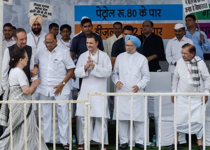   विरोध प्रदर्शन में कांग्रेस के वरिष्ठ नेताओं के अलावा समाजवादी पार्टी (सपा) , बहुजन समाज पार्टी , राष्ट्रवादी कांग्रेस पार्टी , द्रमुक, राष्ट्रीय जनता दल , मार्क्सवादी कम्युनिस्ट पार्टी, भारतीय कम्युनिस्ट पार्टी, जद(एस), आम आदमी पार्टी, तेलुगू देसम पार्टी, राष्ट्रीय लोक दल, झारखंड मुक्ति मोर्चा, नेशनल कांफ्रेंस, झारखंड विकास मोर्चा-प्रजातांत्रिक, एआईयूडीएफ, केरल कांग्रेस, आरएसपी, आईयूएमएल और लोकतांत्रिक जनता दल के नेता शामिल हैं. फोटो-पीटीआई