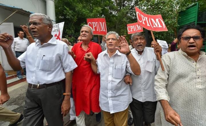 इसके साथ ही सीपीआई-एम के वरिष्ठ नेताओं ने भी पेट्रोल-डीजल के बढ़ते दामों का विरोध किया. तस्वीर: पीटीआई