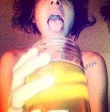 वजन घटाने से लेकर एक्ने की समस्या दूर करने के लिए लोग पीते हैं खुद का यूरिन