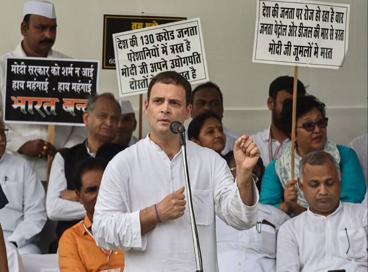 राहुल ने रामलीला मैदान में एक सभा को संबोधित करते हुए कहा कि पूरे देश में मोदी पेट्रोल डीजल और गैस पर विपक्ष में रहते हुए खूब बोलते थे, लेकिन अब एक शब्द नहीं बोलते हैं. तस्वीर: पीटीआई