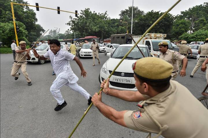  पंजाब में पुलिस ने विरोध कर रहे कांग्रेस कार्यकर्ताओं पर लाठियां भी भांजी. तस्वीर: पीटीआई 