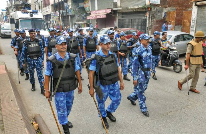  पुलिस के साथ-साथ रैपिड एक्शन फोर्स (आरएएफ) ने समय-समय पर स्थिति का जायजा लेती दिखी. तस्वीर: पीटीआई 