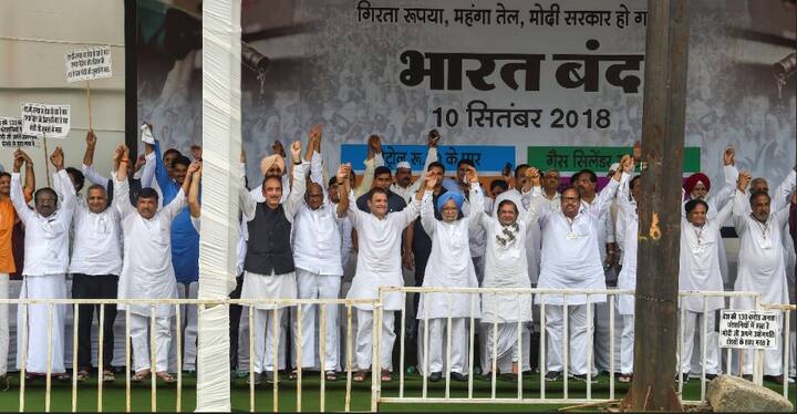 पेट्रोल-डीजल की लगातार बढ़ती कीमतों के खिलाफ कांग्रेस के भारत बंद का असर आज सुबह से ही देखा जा रहा है. वहीं दिल्ली में कांग्रेस अध्यक्ष राहुल गांधी ने राजघाट से रामलीला मैदान तक पैदल मार्च निकाला. इस मार्च में आरजेडी, आप, एनसीपी समेत कई दलों के नेताओं ने शिरकत की. तस्वीर: पीटीआई