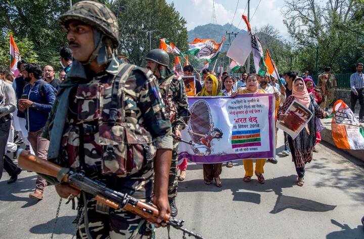 जम्मू-कश्मीर में महिला कांग्रेस की कार्यकर्ताओं ने भारत बंद के चलते मार्च निकाला और जमकर विरोध प्रदर्शन किया. तस्वीर: पीटीआई 