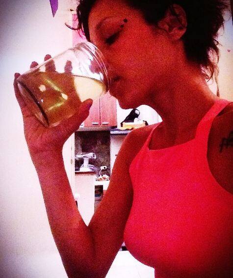 हाल ही में एक लड़की ने भी बताया कि कैसे वो अपनी एक्ने की समस्या से बचने के लिए खुद का यूरिन पीती हैं. मैरीलैंड की पेंटर जुलिया का दावा है कि उसने अपना यूरिन पीकर ना सिर्फ साढ़े 11 किलो के आसपास वजन कम कर लिया बल्कि अपनी एक्ने की समस्या को भी दूर कर दिया. फोटोः इंस्टाग्राम 