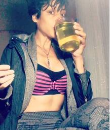 वजन घटाने से लेकर एक्ने की समस्या दूर करने के लिए लोग पीते हैं खुद का यूरिन