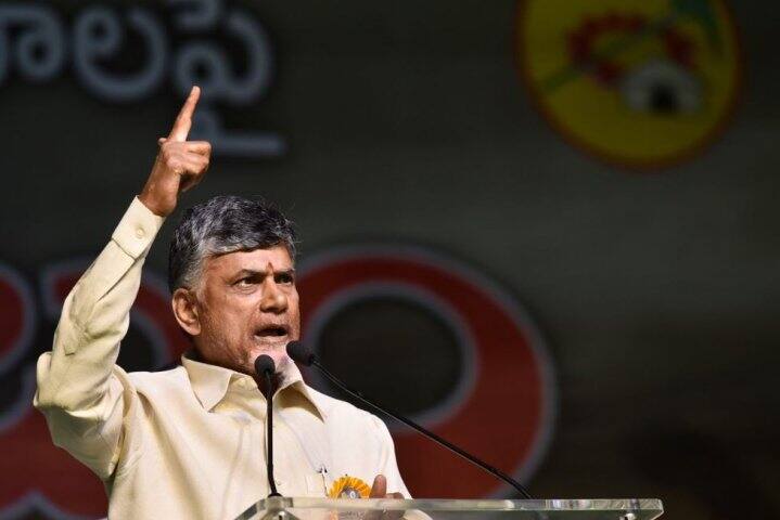 आंध्र प्रदेश सरकार ने दी लोगों को राहतः पेट्रोल-डीजल 2 रुपये प्रति लीटर सस्ता किया Andhra Pradesh CM Chandrababu Naidu announces a reduction in petrol and diesel price by Rs 2 each आंध्र प्रदेश सरकार ने दी लोगों को राहतः पेट्रोल-डीजल 2 रुपये प्रति लीटर सस्ता किया