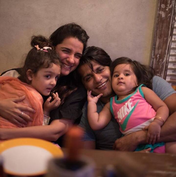 डिनर की एक तस्वीर श्रुति सेठ ने अपने इंस्टाग्राम अकाउंट पर शेयर की जिसमें करणवीर और श्रुति अपने-अपने बच्चों के साथ फोटो खिंचवाते दिखे. तस्वीर: इंस्टाग्राम