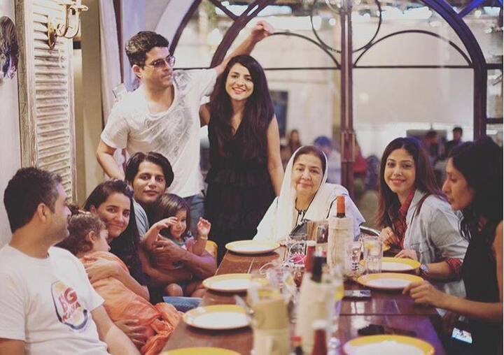 15 साल पहले आए हंसी से भरपूर टीवी सीरियल 'शरारत' की सीरीज़ 'शरारत 2' एक बार फिर दस्तक देने जा रहा है. इसी बीच शो की पूरी टीम एक साथ डिनर करती दिखी. इस मौके पर सीरियल के सभी कलाकार मौजूद थे. तस्वीर: इंस्टाग्राम