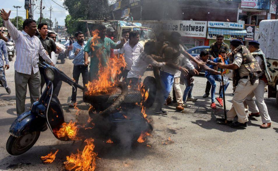 भारत बंद ने देश के कई शहरों में दिखाया असर: दुकानें बंद रहीं, कहीं खुद से तो कहीं जोर जबरदस्ती से Bharat Bandh impact on ststes, shops closed, offices open and people avoided to go on road भारत बंद ने देश के कई शहरों में दिखाया असर: दुकानें बंद रहीं, कहीं खुद से तो कहीं जोर जबरदस्ती से