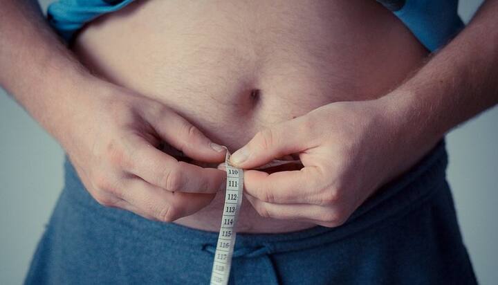 हालांकि रिसर्च में ये बात भी सामने आई कि मोटे लोगों की सेक्स ड्राइव इफेक्ट होती है. साथ ही मोटे लोगों को हाई ब्लड प्रेशर, इरेक्टाइल डिस्फंक्श्न और बाकी हेल्थ इश्यूज आ जाते हैं. फोटोः गूगल फ्री इमेज