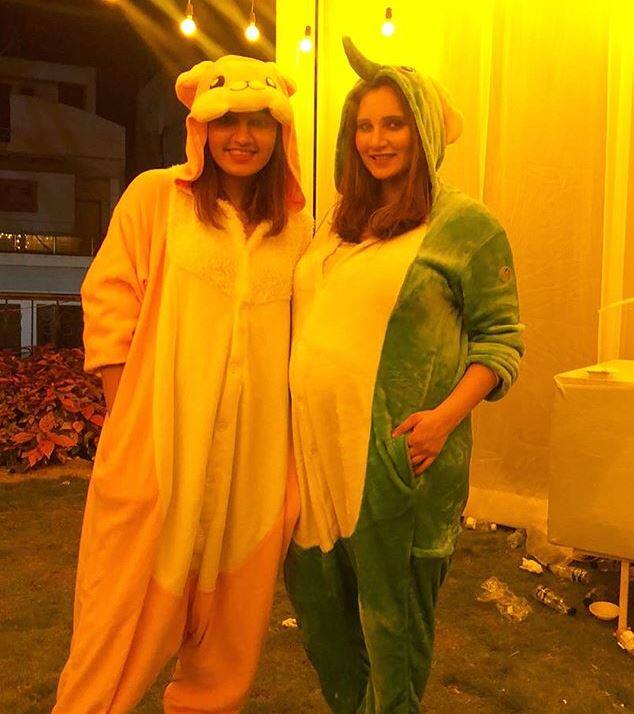 पार्टी की एक और तस्वीर सानिया अपनी बहन के साथ फोटो खिंचवाती हुई नज़र आईं. तस्वीर: इंस्टाग्राम