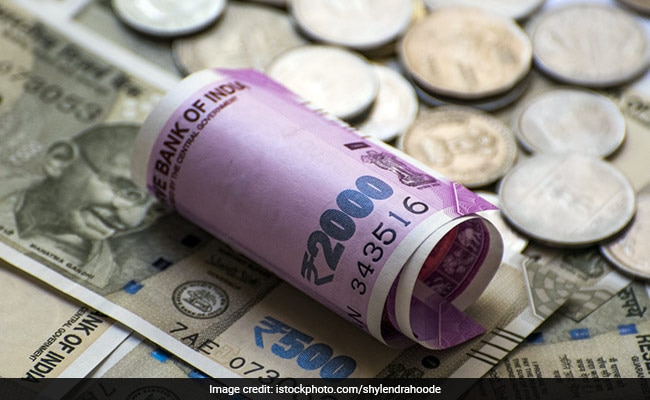 Rupee gains 15 paisa against the Dollar in the early trade शुरुआती कारोबार में डॉलर के मुकाबले रुपया 15 पैसे सुधरा