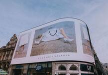 पेपर बैग में घुस-घुस कर करवा रही है फोटोशूट, तस्वीरें देख आप भी रह जाएंगे हैरान