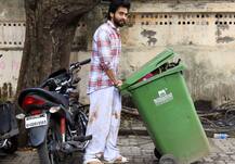 On Location: सड़क पर डस्टबिन उठाते दिखे बॉलीवुड के जाने माने एक्टर, लोग देखकर हुए हैरान