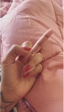 एक बार फिर ईशा गुप्ता ने दिखाई मिडिल फिंगर, लोगों ने कहा \'ग्रीन सिग्नल\'