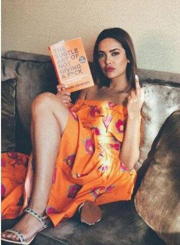 इससे पहले भी ईशा ने मिडिल फिंगर दिखाते हुए एक तस्वीर पोस्ट की थी जिसमें उन्होंने हाथ में एक किताब भी पकड़ी हुई है जिसका नाम है 