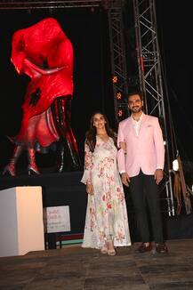 इवेंट में अनोखी चीज देखते ही पति भरत संग सेल्फी लेने में बिजी हो गईं ईशा देओल, सामने आईं ऐसी तस्वीरें