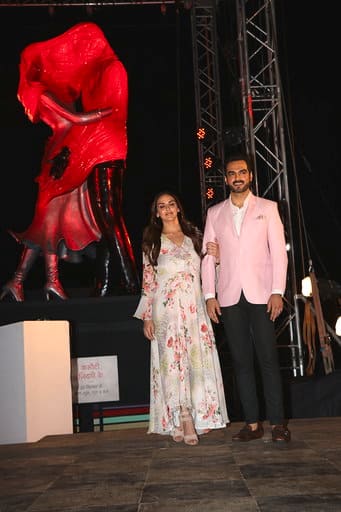 प्रेग्नेंसी के दौरान ईशा लगातार सोशल मीडिया पर एक्टिव थीं और फैंस के लिए बेबी बंप की तस्वीरें पोस्ट करती रहती थीं. (तस्वीर: मानव मंगलानी)