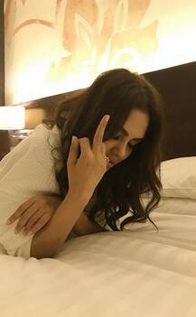 एक बार फिर ईशा गुप्ता ने दिखाई मिडिल फिंगर, लोगों ने कहा \'ग्रीन सिग्नल\'