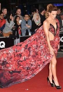 रिवीलिंग ड्रेस पहन रेड कार्पेट पर इस हसीना ने बिखेरे जलवे, जिसने भी देखा देखता ही रह गया